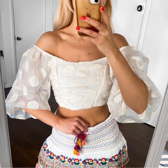 Zara Tops - 🐚 ZARA BOHO IVORY POLKA DOT SHEER PUFF SLEEVE CROP TOP!